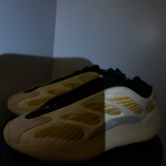 Yeezy 700 V3’ Mono Safflower’ - Picture 2 of 3